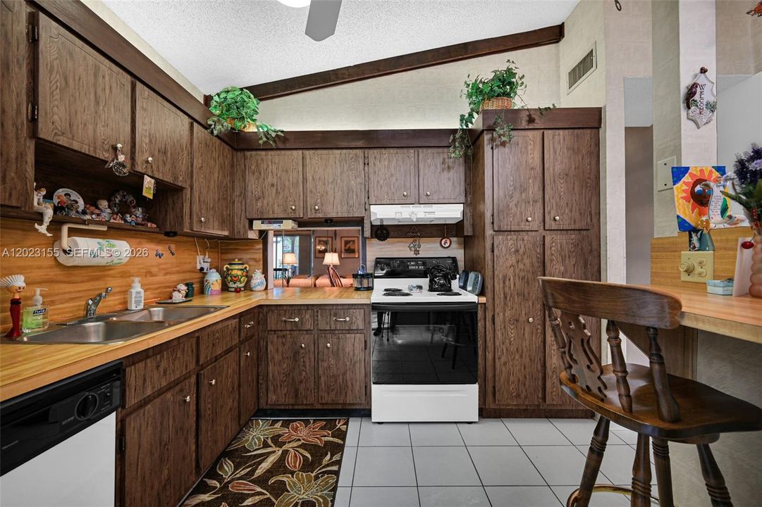 For Sale: $229,000 (2 beds, 2 baths, 960 Square Feet)