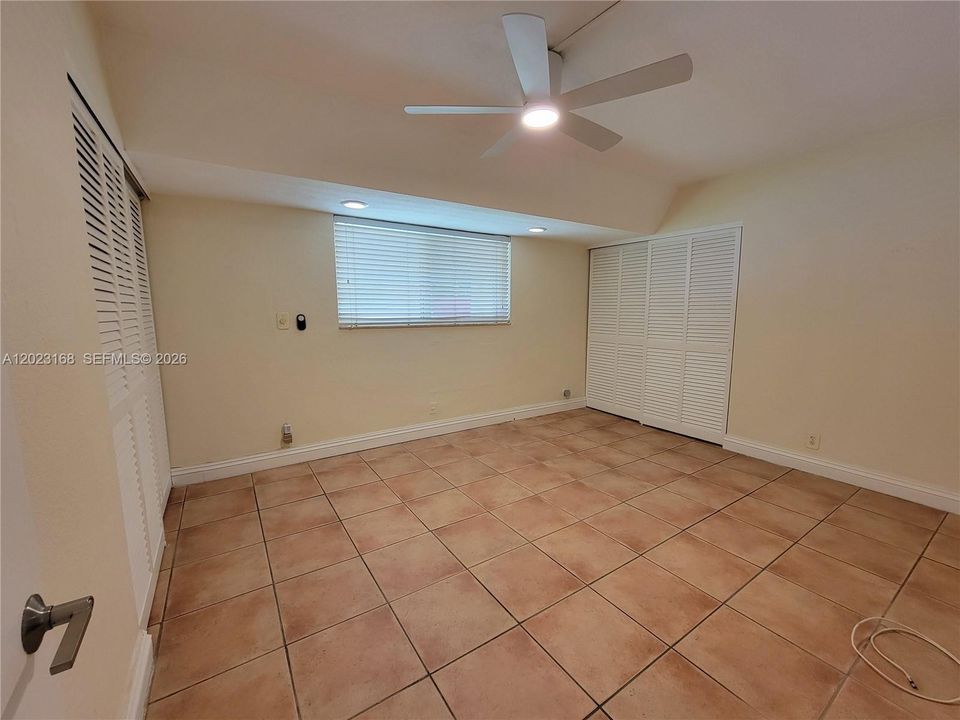 For Sale: $239,000 (1 beds, 1 baths, 710 Square Feet)