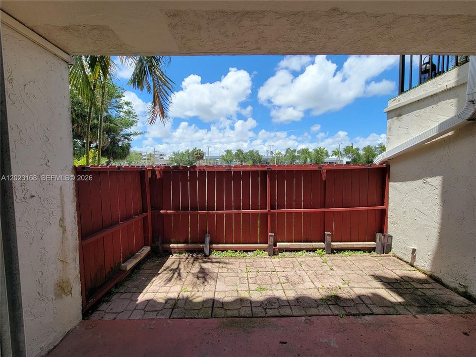 For Sale: $239,000 (1 beds, 1 baths, 710 Square Feet)