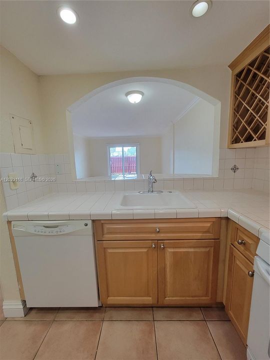 For Sale: $239,000 (1 beds, 1 baths, 710 Square Feet)