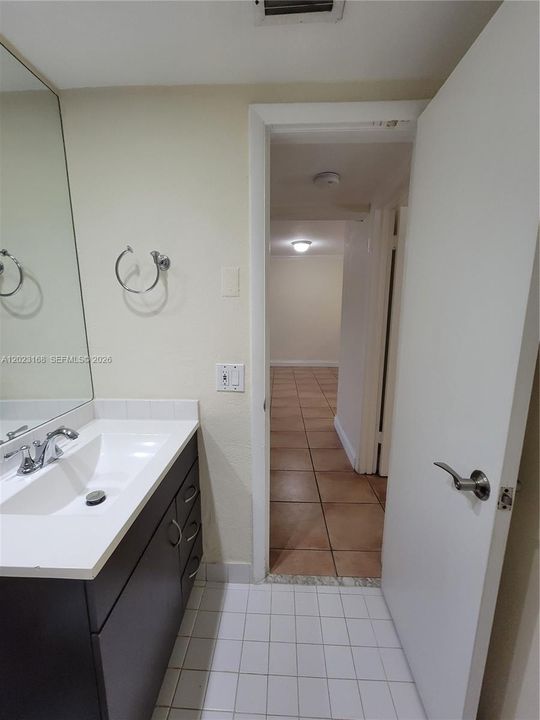 For Sale: $239,000 (1 beds, 1 baths, 710 Square Feet)