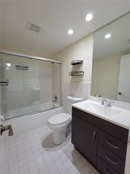 For Sale: $239,000 (1 beds, 1 baths, 710 Square Feet)