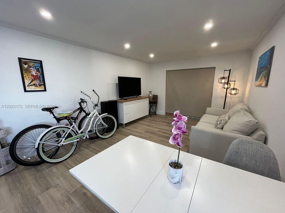 For Rent: $2,200 (1 beds, 2 baths, 752 Square Feet)
