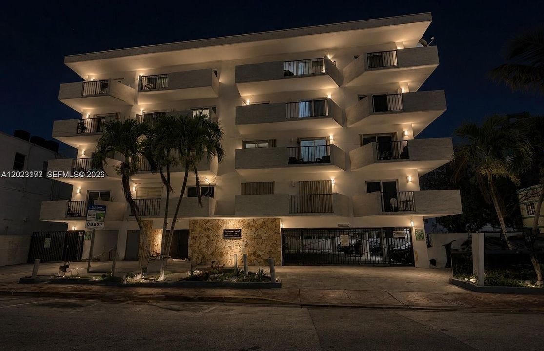 For Rent: $2,200 (1 beds, 2 baths, 752 Square Feet)