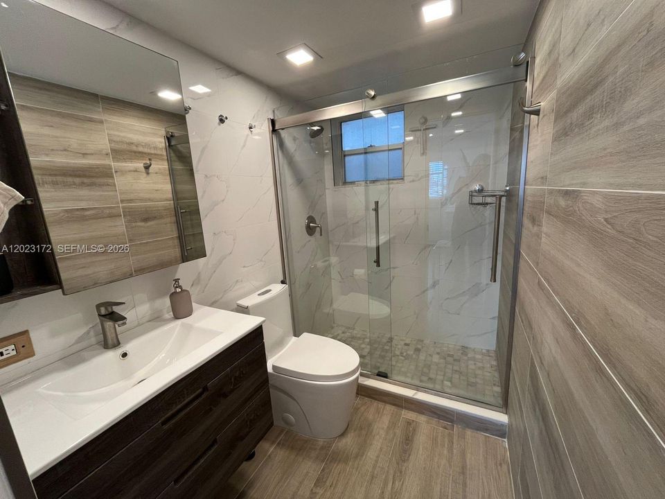 For Rent: $2,200 (1 beds, 2 baths, 752 Square Feet)