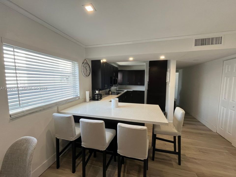 For Rent: $2,200 (1 beds, 2 baths, 752 Square Feet)