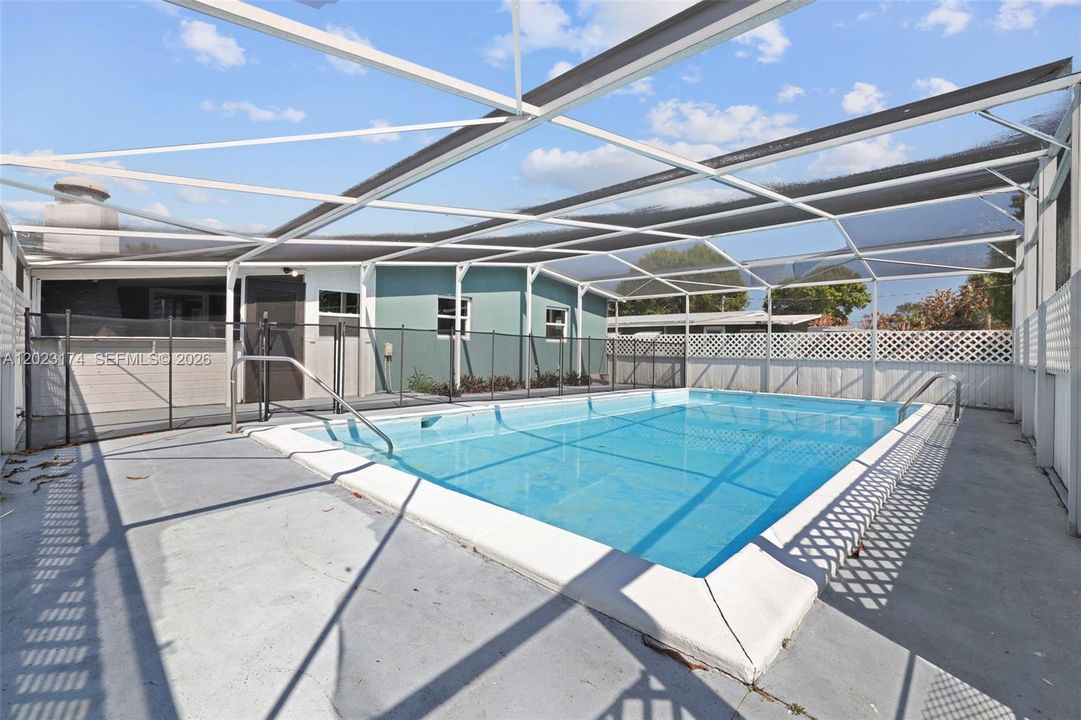 For Sale: $329,000 (3 beds, 2 baths, 1244 Square Feet)