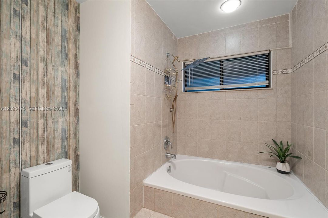 En Venta: $349,000 (2 camas, 2 baños, 1400 Pies cuadrados)