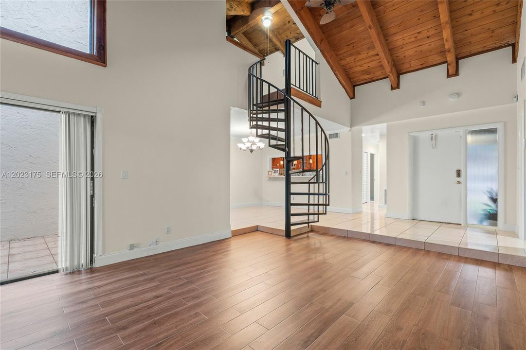 En Venta: $349,000 (2 camas, 2 baños, 1400 Pies cuadrados)