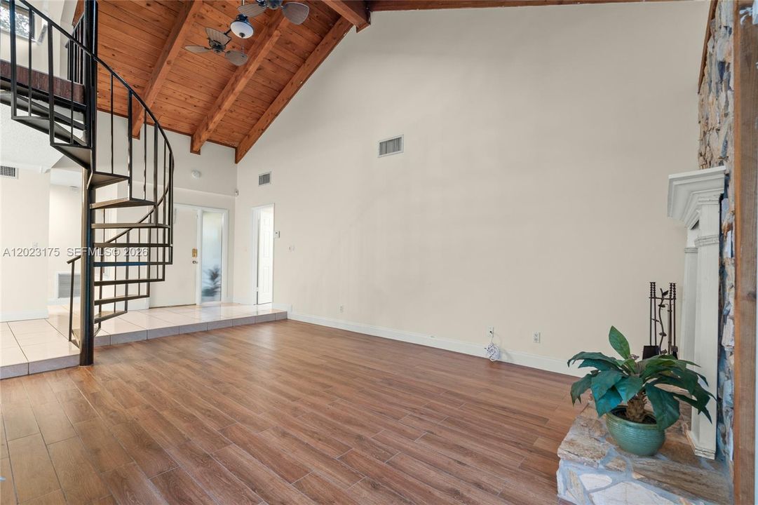 En Venta: $349,000 (2 camas, 2 baños, 1400 Pies cuadrados)