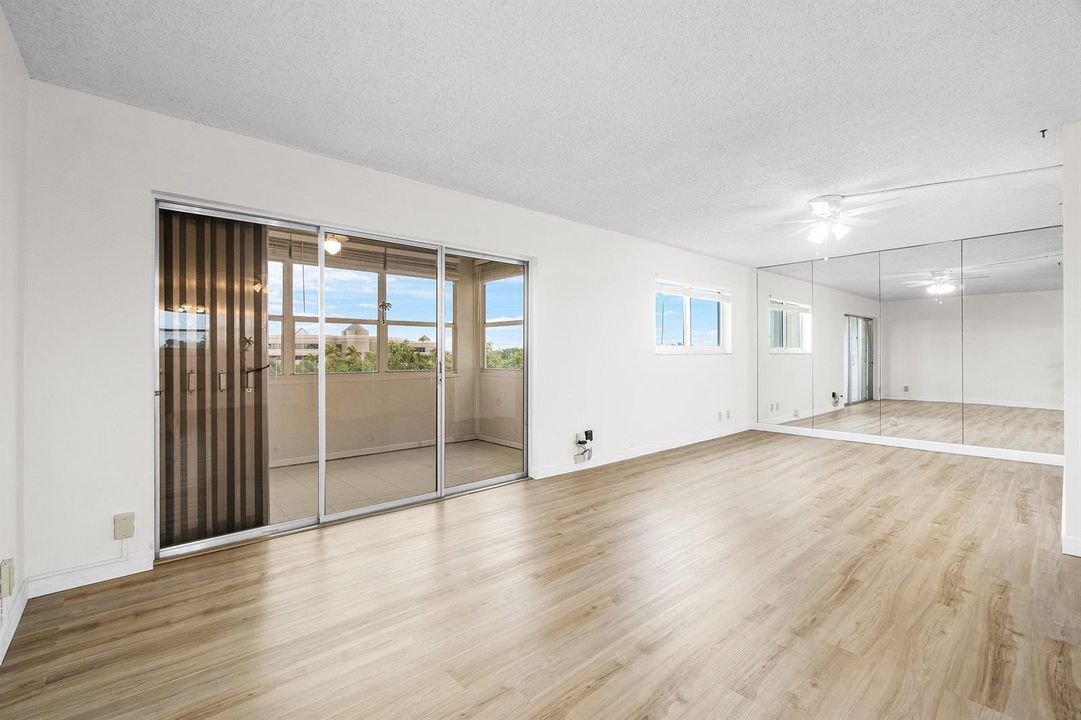 006-725LoriDrive-412-PalmSprings-FL-3346