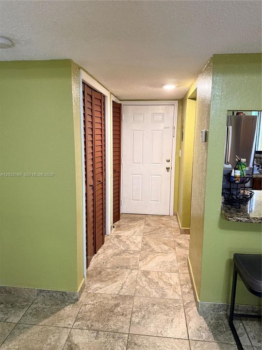 En Venta: $340,000 (2 camas, 2 baños, 946 Pies cuadrados)