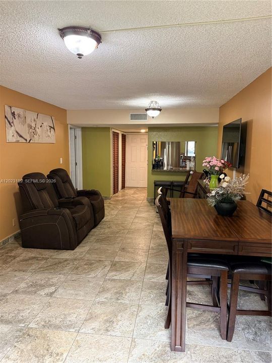 En Venta: $340,000 (2 camas, 2 baños, 946 Pies cuadrados)