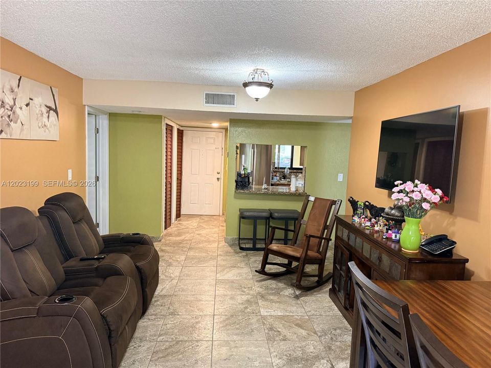 En Venta: $340,000 (2 camas, 2 baños, 946 Pies cuadrados)