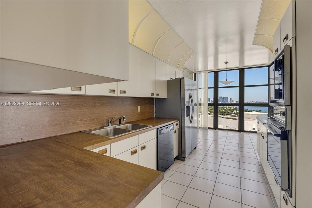 Active With Contract: $1,575,000 (2 beds, 2 baths, 1837 Square Feet)
