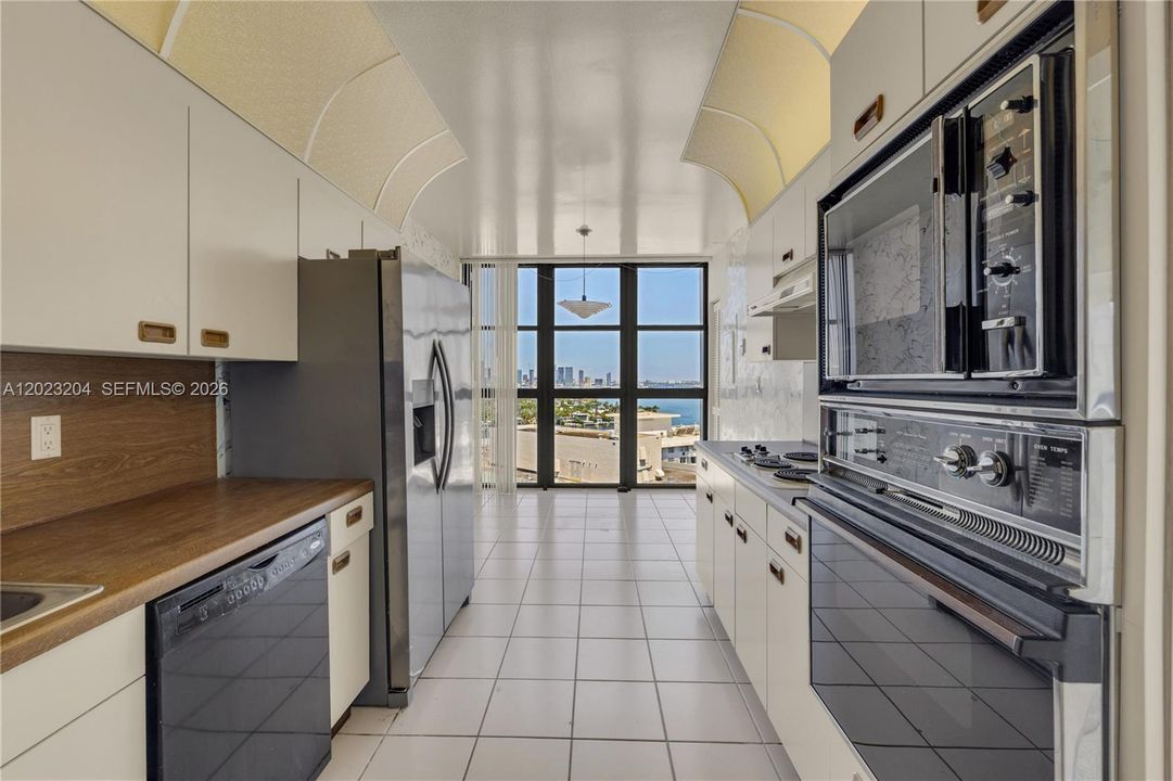 Active With Contract: $1,575,000 (2 beds, 2 baths, 1837 Square Feet)