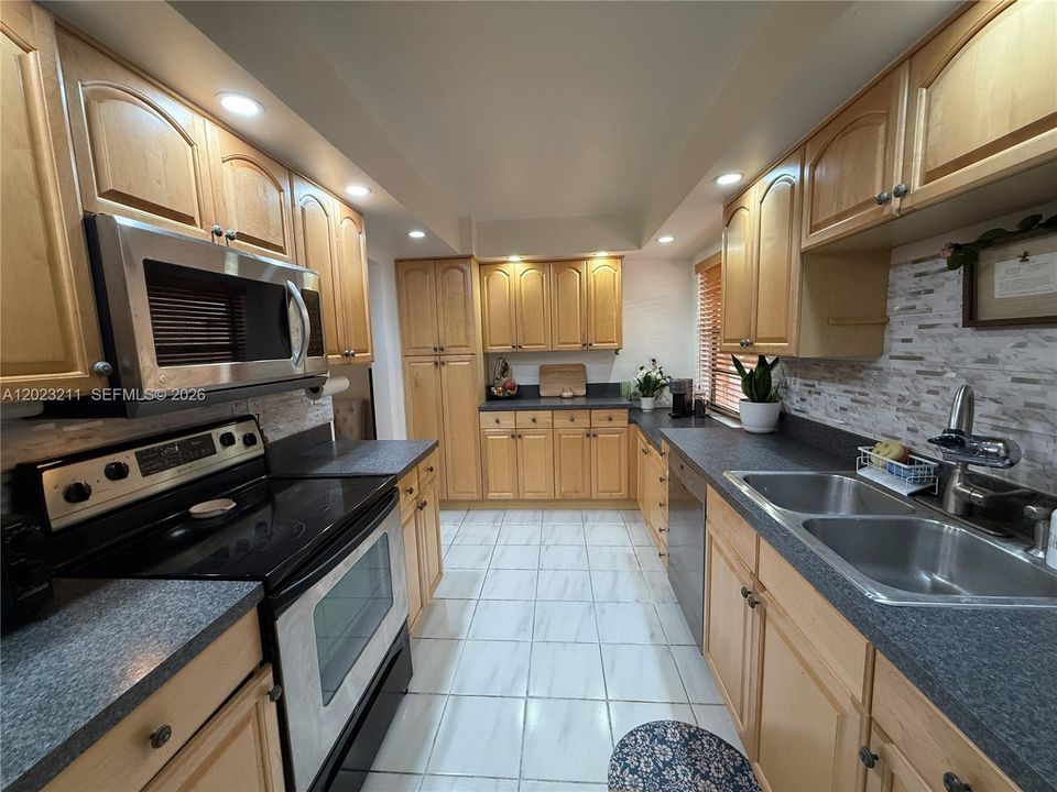 В аренду: $3,200 (2 спален, 2 ванн, 1296 Квадратных фут)