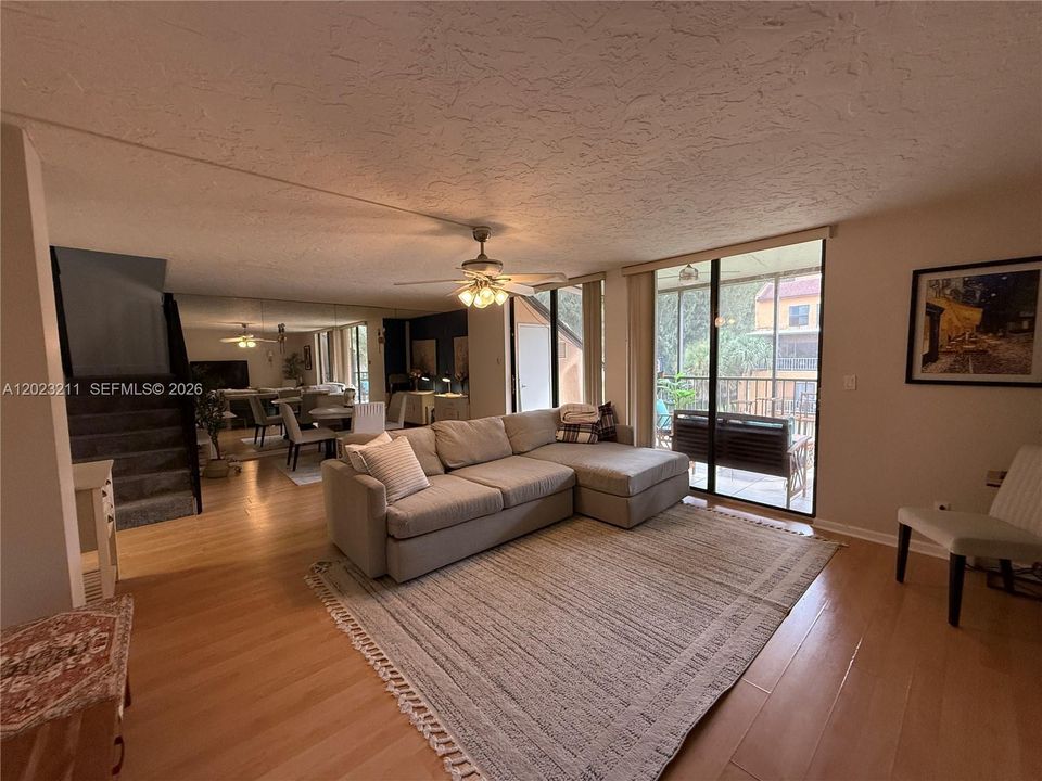 В аренду: $3,200 (2 спален, 2 ванн, 1296 Квадратных фут)