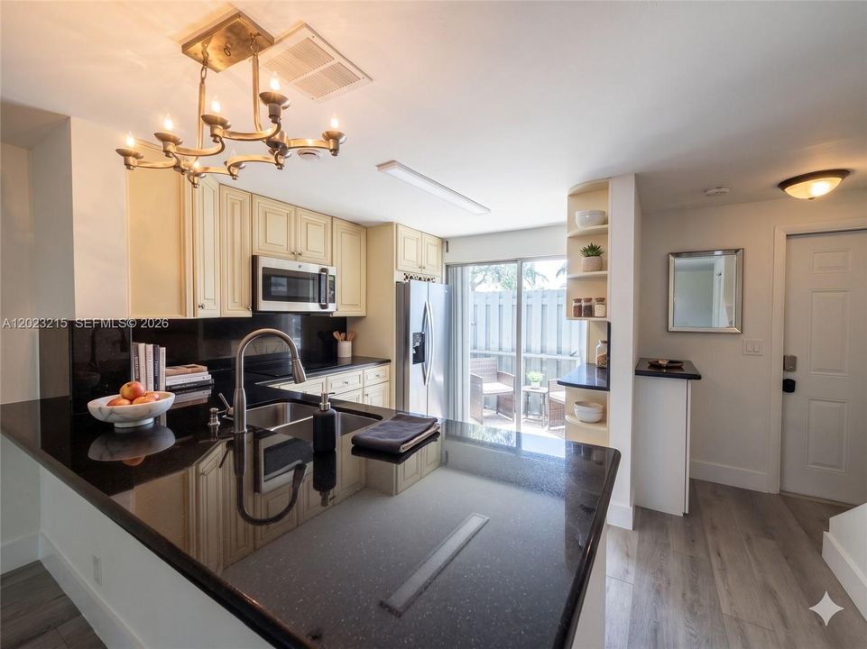 Active With Contract: $2,400 (2 beds, 1 baths, 1040 Square Feet)