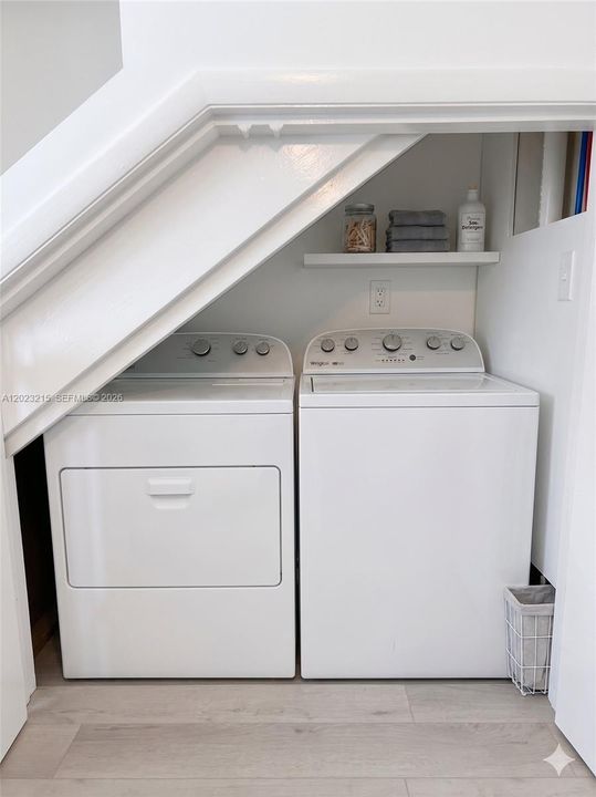 Active With Contract: $2,400 (2 beds, 1 baths, 1040 Square Feet)