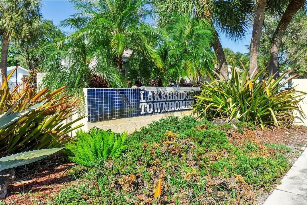 Active With Contract: $2,400 (2 beds, 1 baths, 1040 Square Feet)