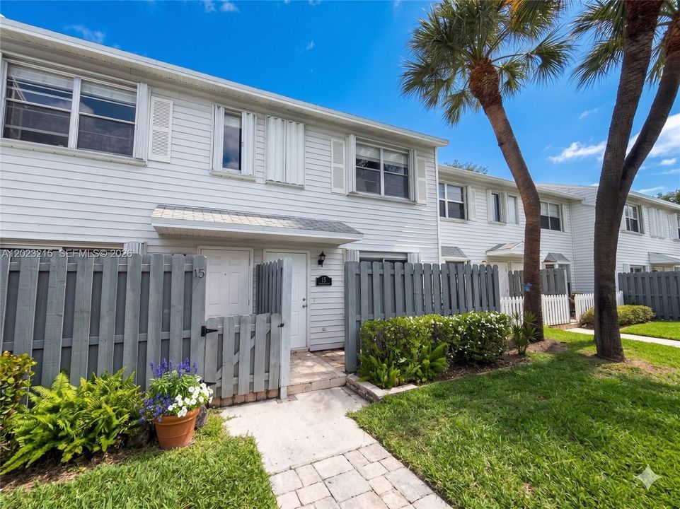 Active With Contract: $2,400 (2 beds, 1 baths, 1040 Square Feet)
