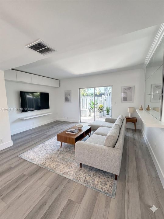 Active With Contract: $2,400 (2 beds, 1 baths, 1040 Square Feet)