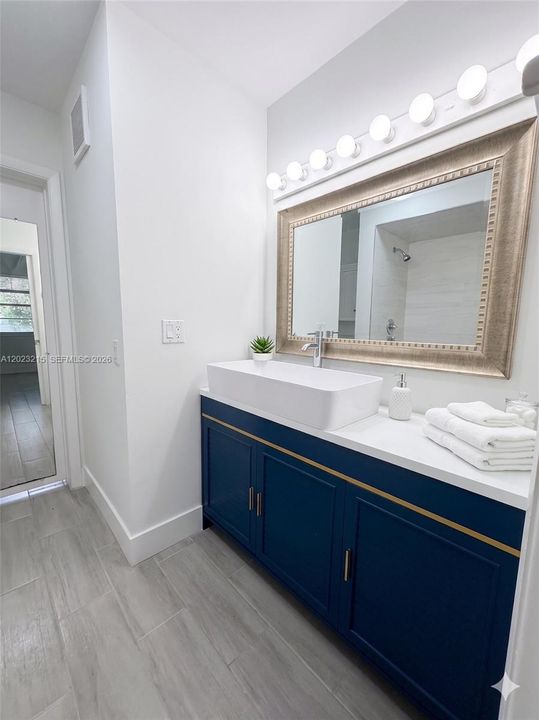 Active With Contract: $2,400 (2 beds, 1 baths, 1040 Square Feet)