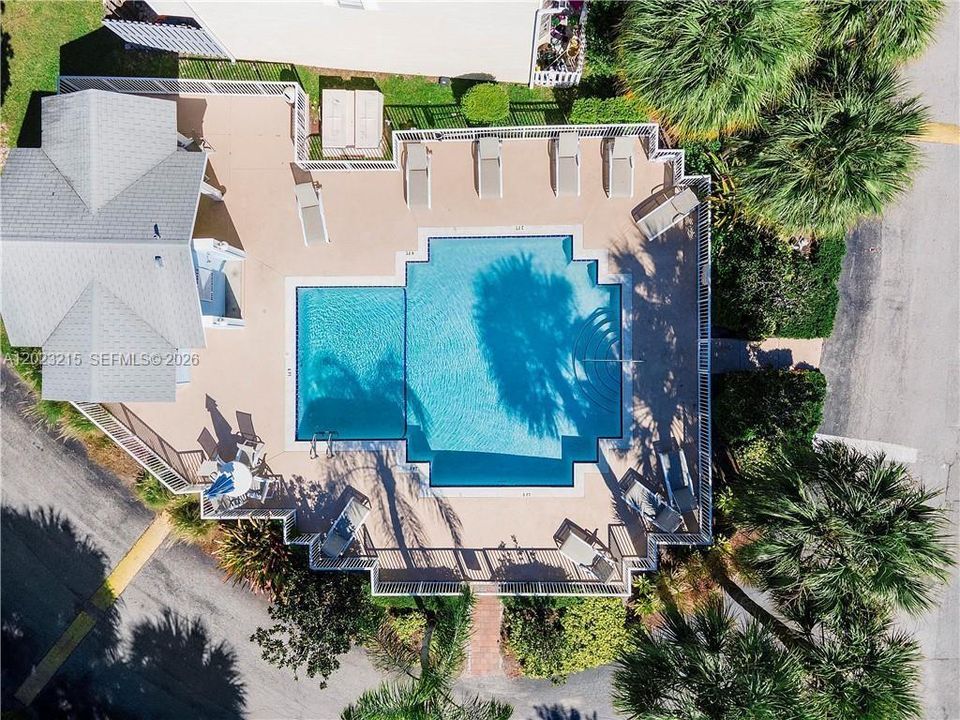 Active With Contract: $2,400 (2 beds, 1 baths, 1040 Square Feet)