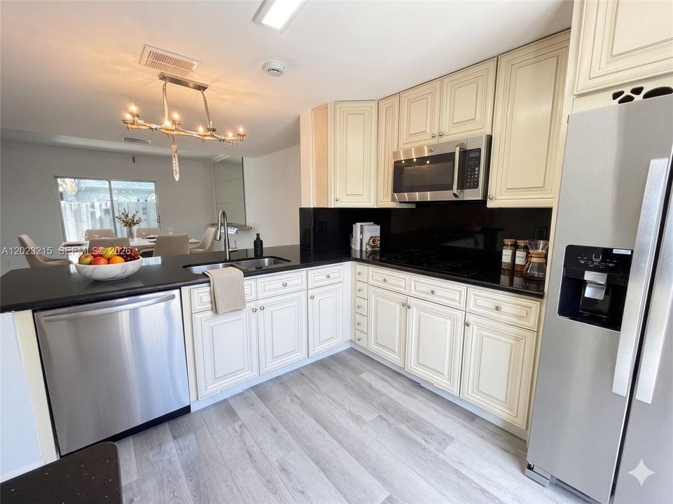 Active With Contract: $2,400 (2 beds, 1 baths, 1040 Square Feet)