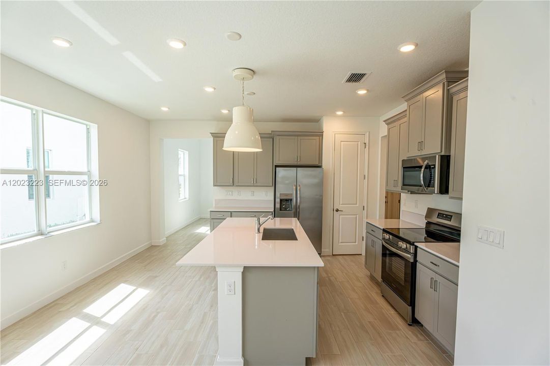 For Sale: $410,000 (3 beds, 3 baths, 2004 Square Feet)