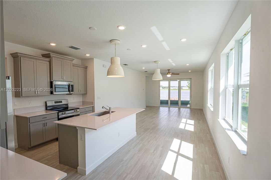 For Sale: $410,000 (3 beds, 3 baths, 2004 Square Feet)