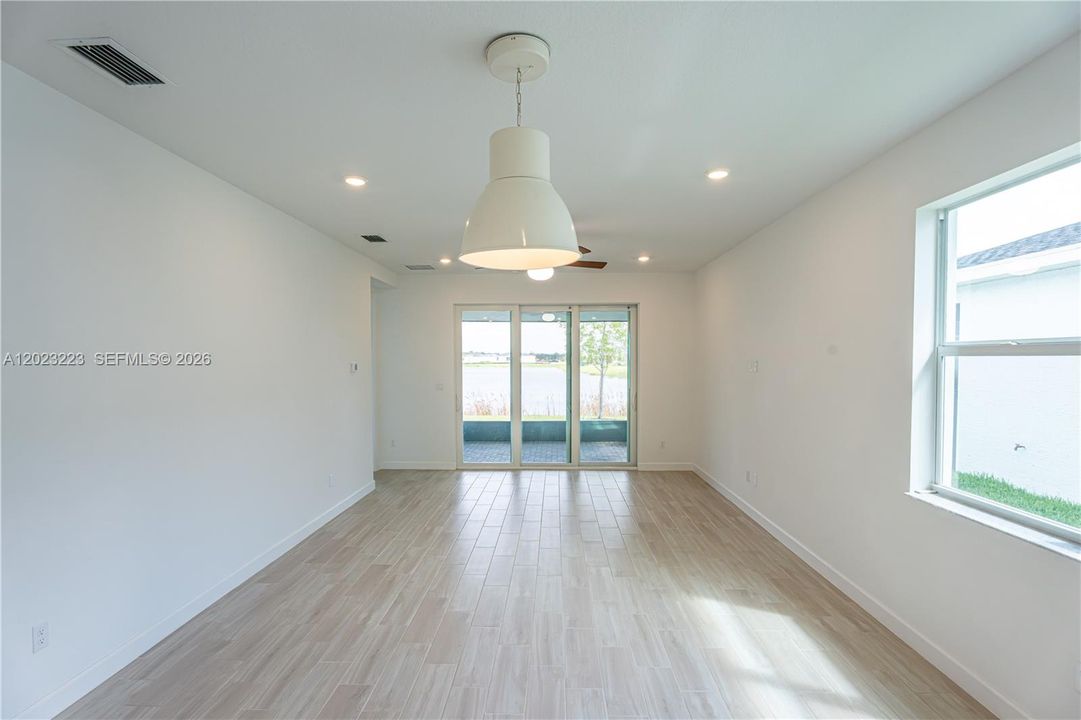 For Sale: $410,000 (3 beds, 3 baths, 2004 Square Feet)