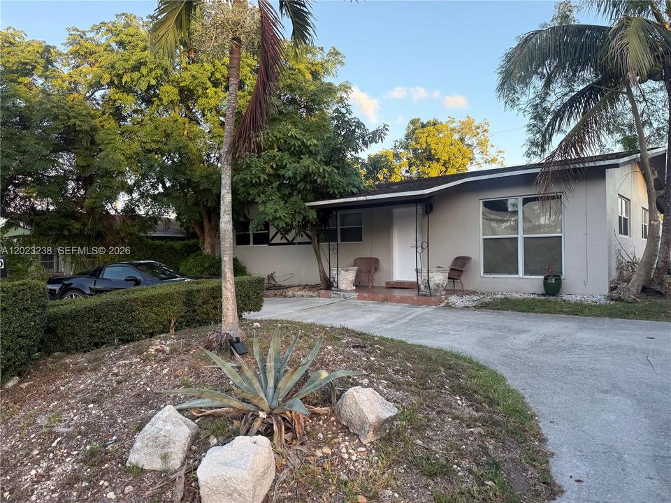For Rent: $2,400 (3 beds, 1 baths, 1568 Square Feet)