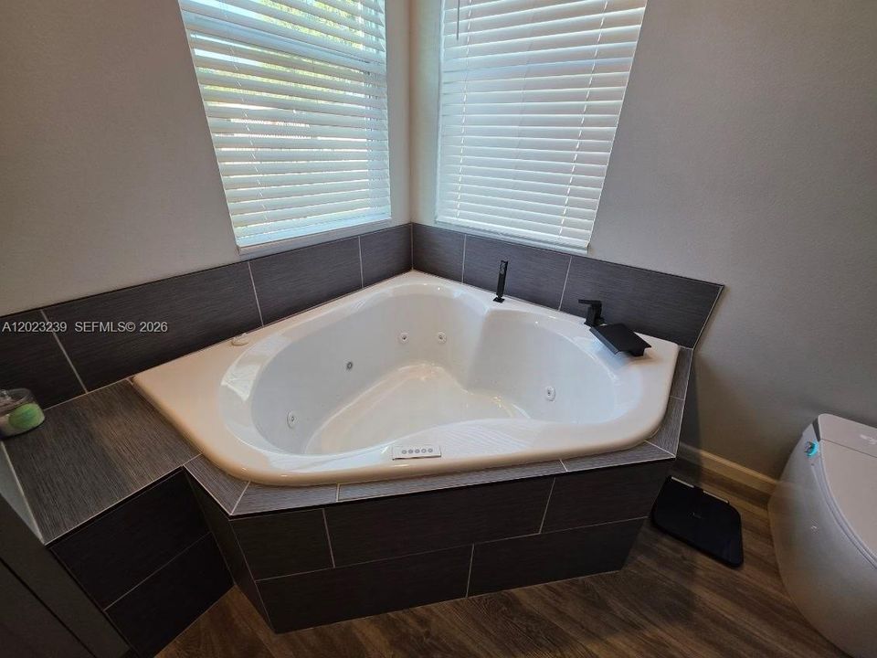 For Sale: $412,000 (3 beds, 2 baths, 1300 Square Feet)