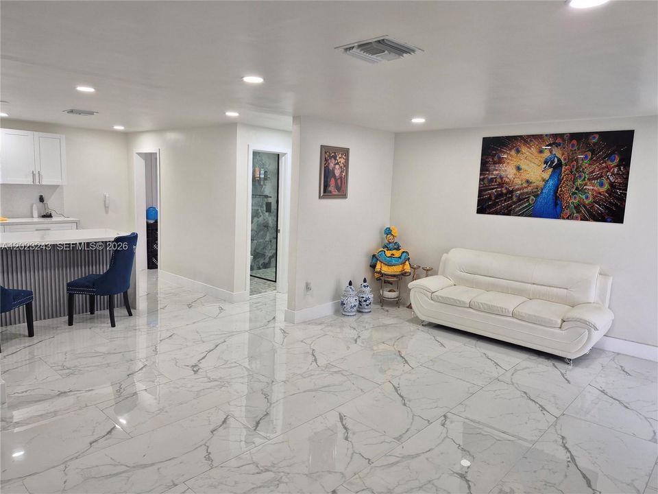 For Sale: $450,000 (2 beds, 1 baths, 1189 Square Feet)
