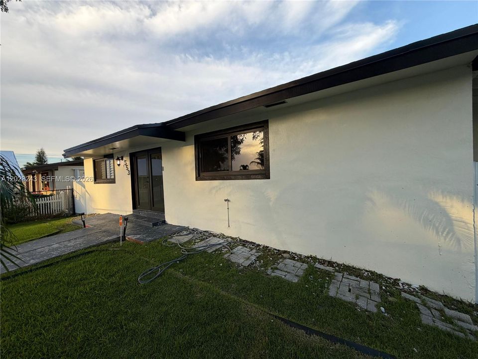 For Sale: $450,000 (2 beds, 1 baths, 1189 Square Feet)