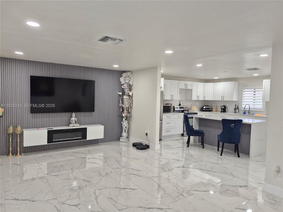 For Sale: $450,000 (2 beds, 1 baths, 1189 Square Feet)