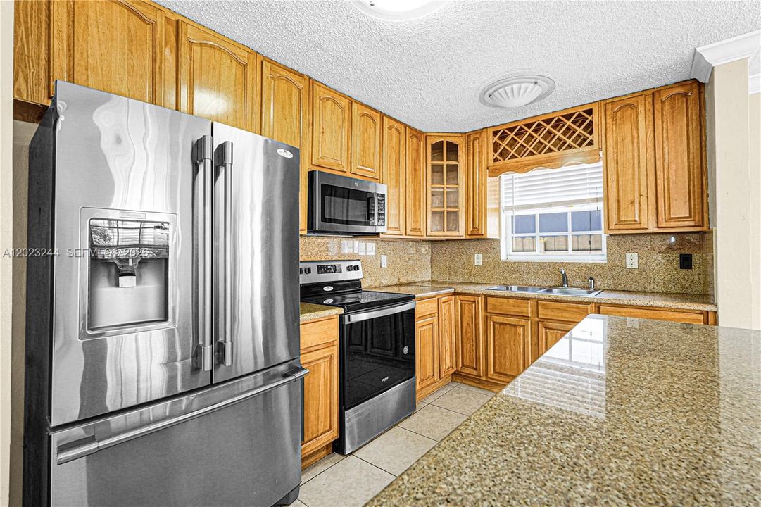 En Venta: $670,000 (3 camas, 2 baños, 1320 Pies cuadrados)