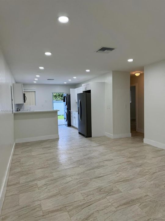 For Rent: $2,600 (2 beds, 1 baths, 1990 Square Feet)