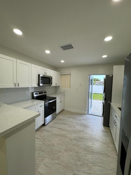For Rent: $2,600 (2 beds, 1 baths, 1990 Square Feet)