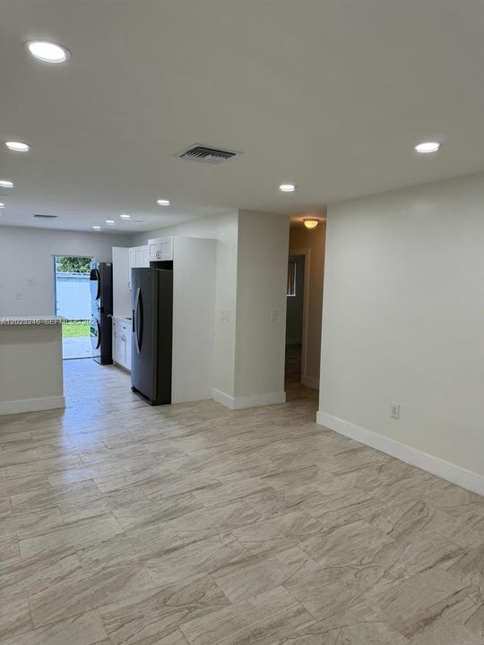For Rent: $2,600 (2 beds, 1 baths, 1990 Square Feet)