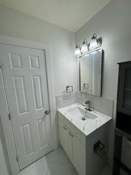For Rent: $2,600 (2 beds, 1 baths, 1990 Square Feet)