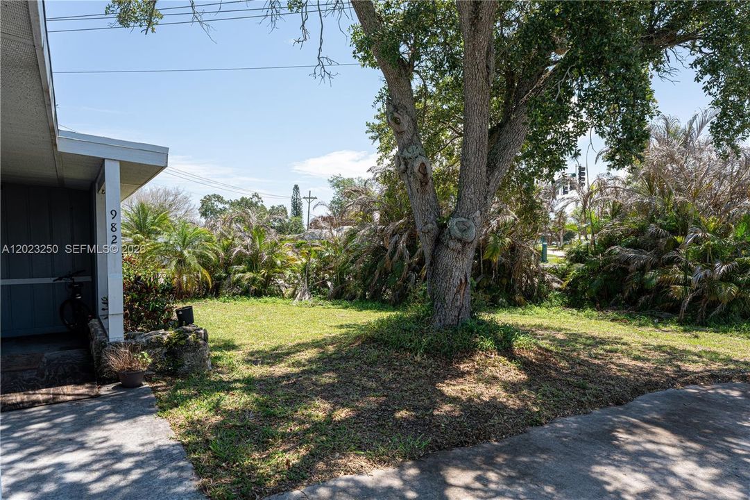 For Sale: $320,000 (3 beds, 2 baths, 1300 Square Feet)