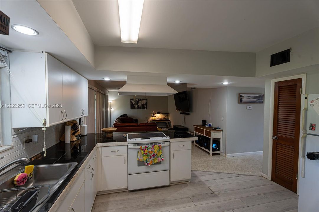 For Sale: $320,000 (3 beds, 2 baths, 1300 Square Feet)