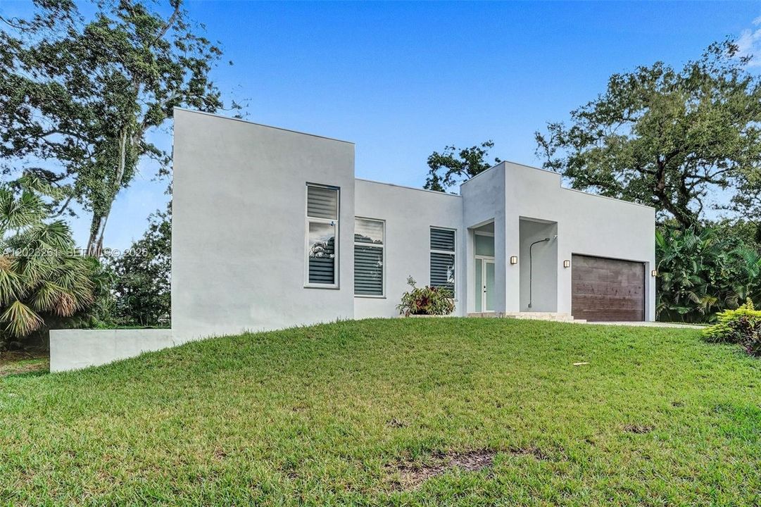 For Sale: $1,695,000 (5 beds, 3 baths, 2127 Square Feet)