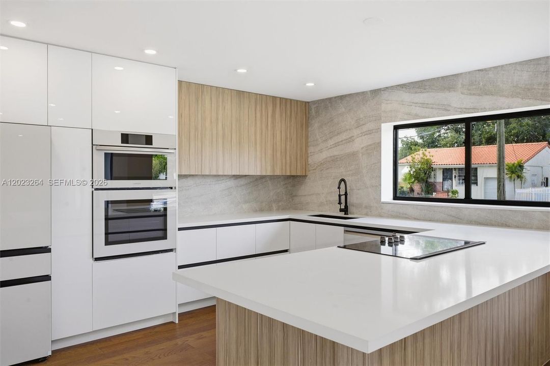 En Venta: $2,200,000 (4 camas, 3 baños, 3104 Pies cuadrados)
