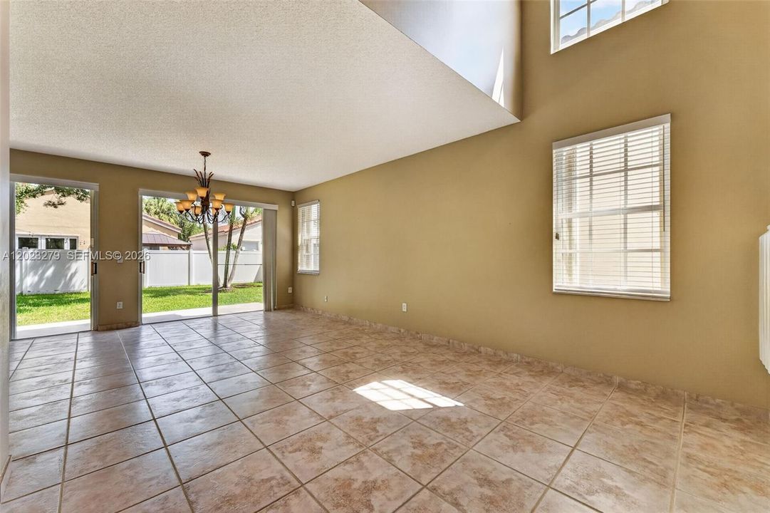 Activo con contrato: $635,000 (3 camas, 2 baños, 2062 Pies cuadrados)