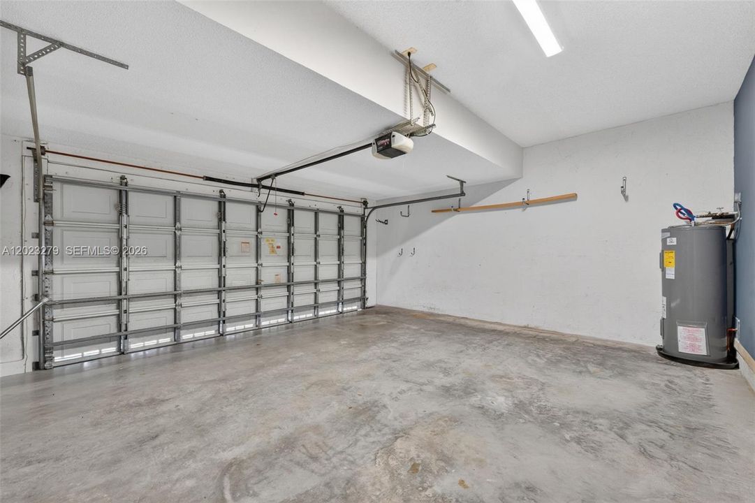 Activo con contrato: $635,000 (3 camas, 2 baños, 2062 Pies cuadrados)