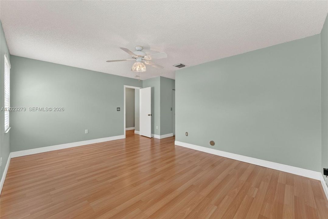 Activo con contrato: $635,000 (3 camas, 2 baños, 2062 Pies cuadrados)